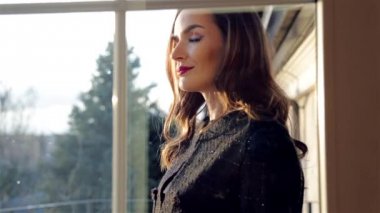 Utangaç flört kapıdan çıkan sarı saçlı güzel seksi genç kadın öpücük ücretsiz hava, parfüm, kozmetik, makyaj ve parti güneş parlayan nefes gönderir