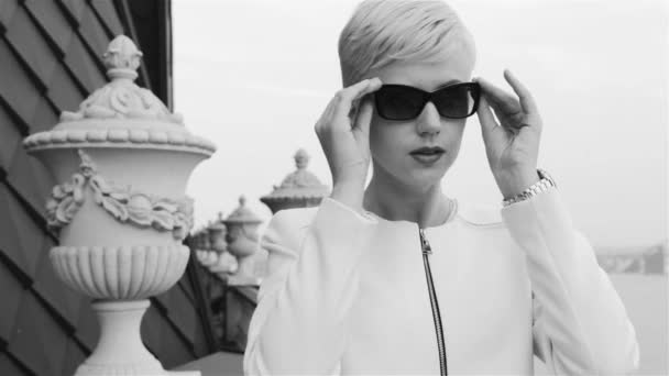 Beautiful sexy blond business women wearing sunglasses white jacket waiting meeting speak phone city streets — Stock Video