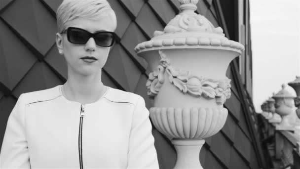 Beautiful sexy blond business women wearing sunglasses white jacket waiting meeting speak phone city streets — Stock Video