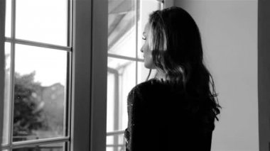 Utangaç flört kapıdan çıkan sarı saçlı güzel seksi genç kadın öpücük ücretsiz hava, parfüm, kozmetik, makyaj ve parti güneş parlayan nefes gönderir