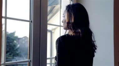 Utangaç flört kapıdan çıkan sarı saçlı güzel seksi genç kadın öpücük ücretsiz hava, parfüm, kozmetik, makyaj ve parti güneş parlayan nefes gönderir