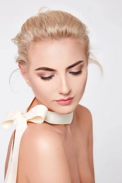 Schöne sexy blonde Frau natürliches Make-up nackte Körperform — Stockfoto