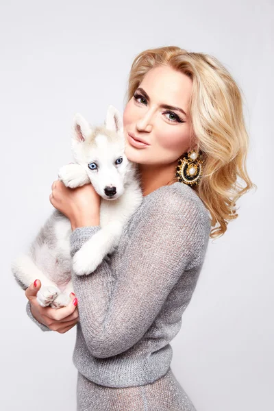 Beautiful sexy woman hug pets dog makeup dress blond — 스톡 사진