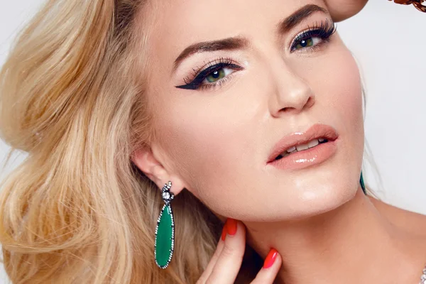 Beautiful sexy blond woman dress luxary party jewelry makeup — Stockfoto