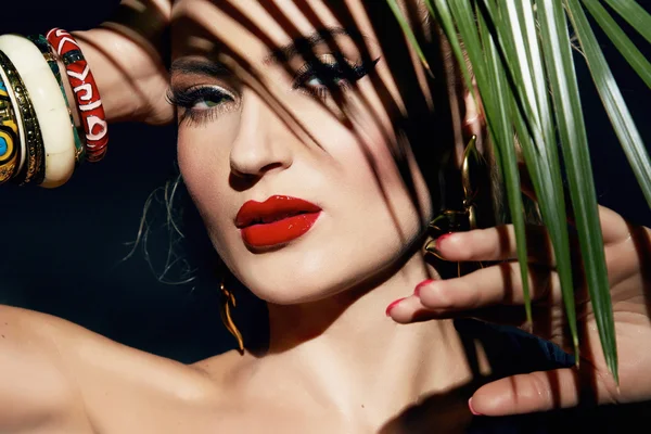 Schönheit sexy Frau Make-up Dschungel Palme Sonne Bräune Schatten Strand — Stockfoto