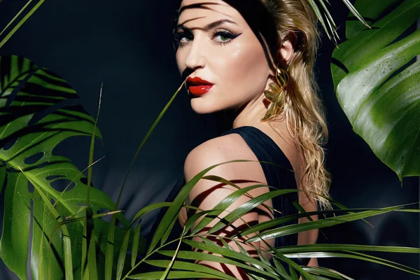 Beauty sexy woman makeup jungle palm sun tan shadows beach — Stockfoto