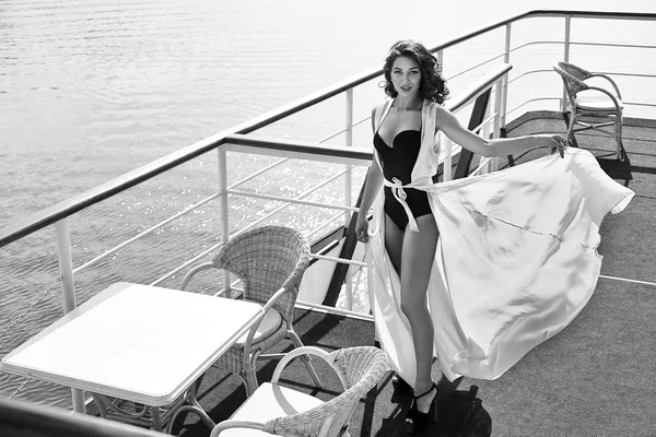 Hermosa mujer sexy vestido de seda morena agua de mar restaurante — Foto de Stock