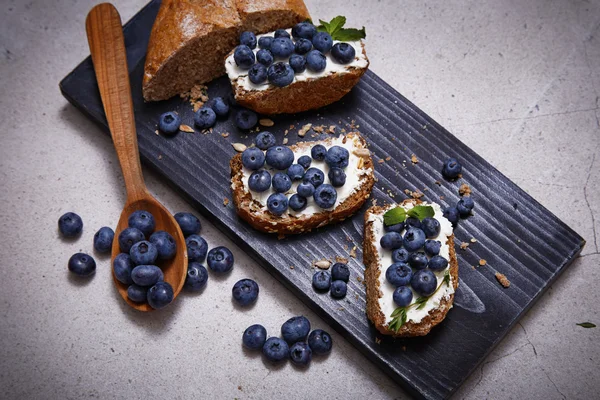 Sabrosa comida saludable pan crema queso arándano jugoso orgánico —  Fotos de Stock