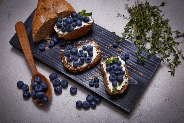 Sabrosa comida saludable pan crema queso arándano jugoso orgánico —  Fotos de Stock