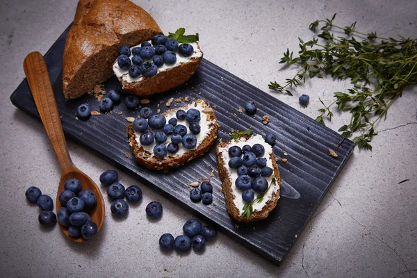 Sabrosa comida saludable pan crema queso arándano jugoso orgánico —  Fotos de Stock