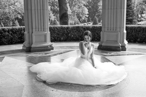Σέξι μελαχρινή νύφη όμορφη νεαρή γυναίκα σε ένα νυφικό πολυτελείας λευκό φύση η κάστρο καλοκαίρι ευτυχία περιμένει τον γαμπρό πριν από την τέλεση του γάμου — Φωτογραφία Αρχείου