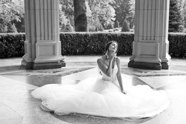 Sexy bruneta nevěsta krásná mladá žena v luxusní bílé svatební šaty přírody hrad letní štěstí čeká ženich před svatební obřad — Stock fotografie