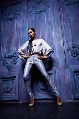 Güzel seksi kadın elbise moda stil giyim sonbahar sonbahar