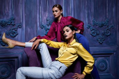 Güzel seksi kadın elbise moda stil giyim sonbahar sonbahar