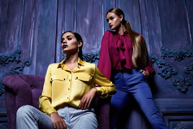 Güzel seksi kadın elbise moda stil giyim sonbahar sonbahar