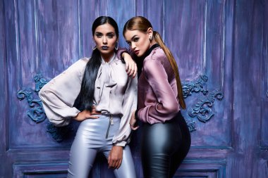 Güzel seksi kadın elbise moda stil giyim sonbahar sonbahar