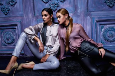 Güzel seksi kadın elbise moda stil giyim sonbahar sonbahar