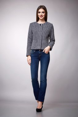 Güzellik moda giysiler casual koleksiyonu kadın modeli esmer