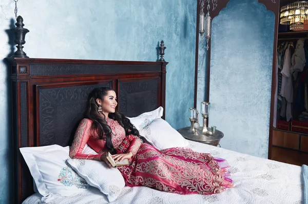 Mooie sexy vrouw bed harem slaapkamer jurk kleding mode — Stockfoto