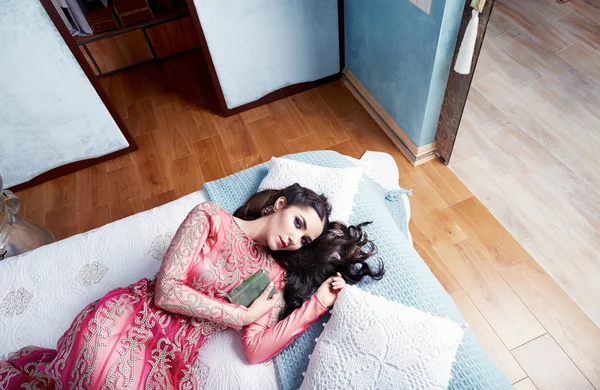 Hermosa mujer sexy cama harén dormitorio vestido ropa moda — Foto de Stock