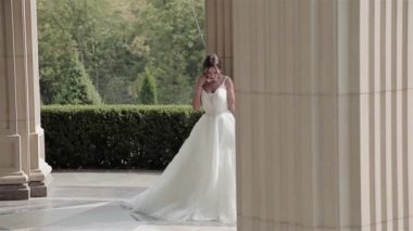 Lüks beyaz gelinlikle Castle yaz mutluluk doğa güzel genç kadın seksi esmer Gelin Damat Düğün töreni önce bekliyor