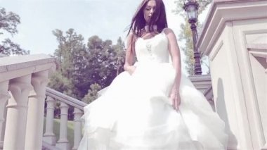 Lüks beyaz gelinlikle Castle yaz mutluluk doğa güzel genç kadın seksi esmer Gelin Damat Düğün töreni önce bekliyor