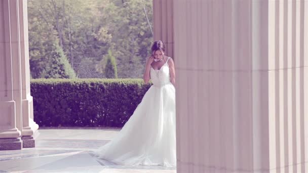 Hermosa mujer joven sexy novia morena en un vestido de novia blanco de lujo la naturaleza Castillo de la felicidad de verano espera al novio antes de la ceremonia de la boda — Vídeos de Stock