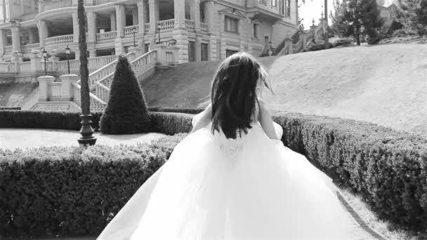 Belle jeune femme mariée brune sexy dans une robe de mariée blanche de luxe la nature Château Le bonheur d'été attend le marié avant la cérémonie de mariage — Video