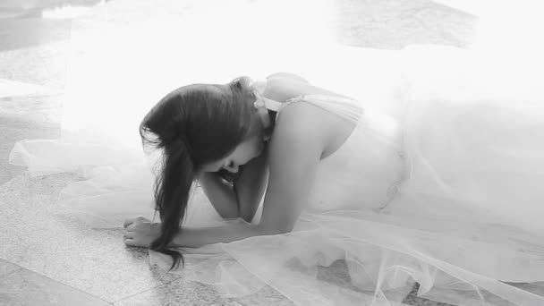 Belle jeune femme mariée brune sexy dans une robe de mariée blanche de luxe la nature Château Le bonheur d'été attend le marié avant la cérémonie de mariage 