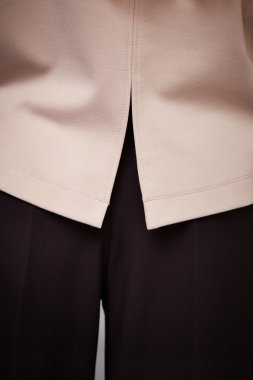 Uzun saçlı esmer mükemmel spor ince rakam olan güzel seksi kadın vücut makyaj giyen bir elbise takım elbise etek koleksiyonu katalog gömlek stil moda aksesuarları mağaza satış iş kadını tabaklanmış