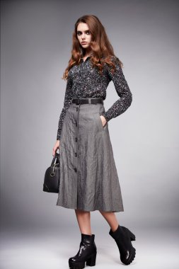 Uzun saçlı esmer mükemmel spor ince rakam olan güzel seksi kadın vücut makyaj giyen bir elbise takım elbise etek koleksiyonu katalog gömlek stil moda aksesuarları mağaza satış iş kadını tabaklanmış