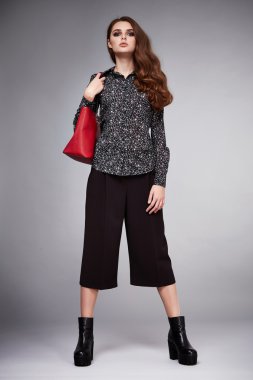 Uzun saçlı esmer mükemmel spor ince rakam olan güzel seksi kadın vücut makyaj giyen bir elbise takım elbise etek koleksiyonu katalog gömlek stil moda aksesuarları mağaza satış iş kadını tabaklanmış