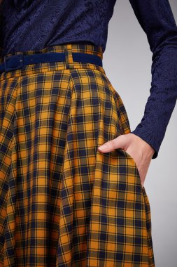 Uzun saçlı esmer mükemmel spor ince rakam olan güzel seksi kadın vücut makyaj giyen bir elbise takım elbise etek koleksiyonu katalog gömlek stil moda aksesuarları mağaza satış iş kadını tabaklanmış