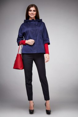 Uzun saçlı esmer mükemmel spor ince rakam olan güzel seksi kadın vücut makyaj giyen bir elbise takım elbise etek koleksiyonu katalog gömlek stil moda aksesuarları mağaza satış iş kadını tabaklanmış