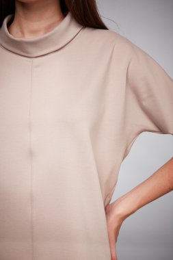 Uzun saçlı esmer mükemmel spor ince rakam olan güzel seksi kadın vücut makyaj giyen bir elbise takım elbise etek koleksiyonu katalog gömlek stil moda aksesuarları mağaza satış iş kadını tabaklanmış