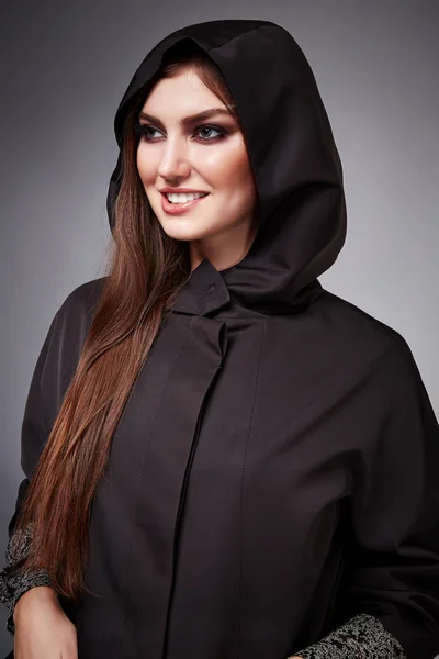 Mooie jonge sexy vrouw met lange haren brunette perfecte sport dunne figuur gebruinde lichaam make-up dragen van een jurk pak rok collectie catalogus shirt stijl mode accessoires winkel verkoop zakenvrouw — Stockfoto