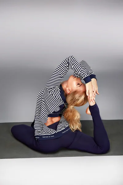 Schöne junge sexy Frau mit perfekten Athleten blond gesunde schlanke Figur ist in Gymnastik Übung Stretching, Trainer, Trainer, Fitness, Sport, Gesundheit tragen lässige Sportkleidung in der Turnhalle beschäftigt — Stockfoto