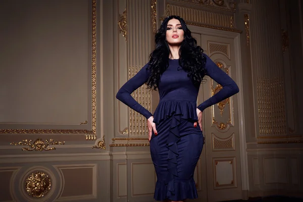 Frumoasă femeie sexy în rochie elegantă toamnă la modă Colecție de primăvară lungă brunetă machiaj de păr bronzat corp subțire figură accesorii interior castel de lux aur monogram palat baroc al reginei — Fotografie, imagine de stoc