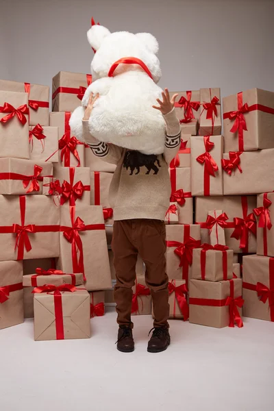 Muitos presentes, caixas com presentes cobertos de cetim vermelho e fita de seda com grande arco, Feliz Natal e um feliz ano novo, surpresa, desejos, aniversário ou feriado — Fotografia de Stock