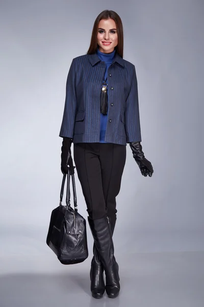 Стильная женщина в осеннем пальто, демисезонные кожаные туфли, сумка-аксессуар, одежда для деловой встречи в стиле моды, прогулка — стоковое фото