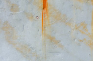 Rusty çizgiler ve kurşun deliği sac üzerinde