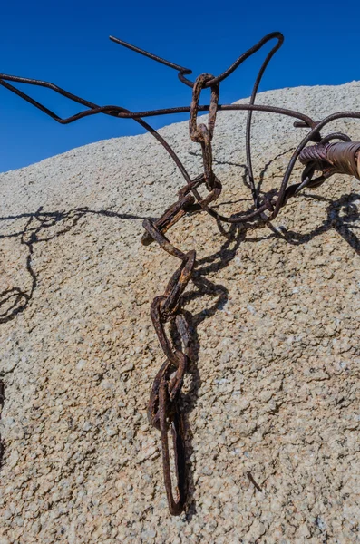 巨石上生锈的电线和铁链 — 图库照片