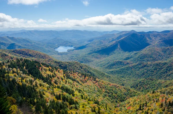山下湖和秋天的树叶 — 图库照片