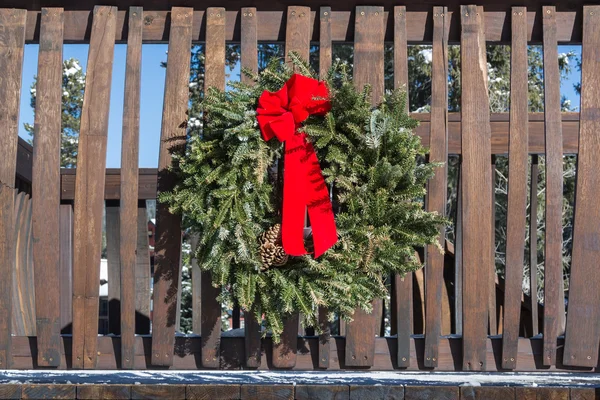 Grinalda de Natal em Railing — Fotografia de Stock