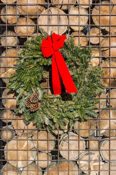 Grinalda de Natal na parede de metal e madeira — Fotografia de Stock