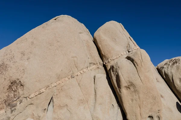 Costura de roca en arenisca con cielo azul profundo — Foto de Stock