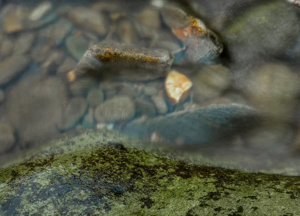 Bachwasser fließt über Steine — Stockfoto