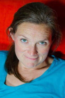 Kadın kameraya bakar