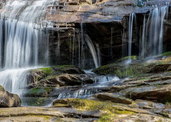 Corriente de agua por rocas — Foto de Stock