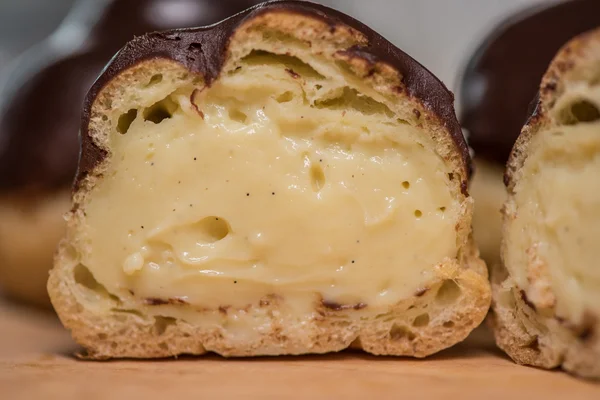 Crema de pastelería en hojaldre de crema en rodajas —  Fotos de Stock